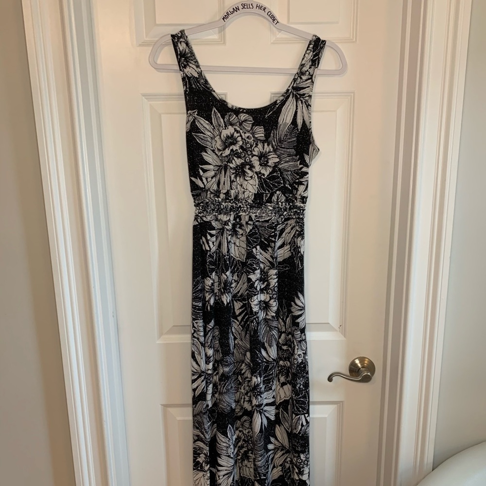 BLACK AND WHITE FLORAL MAXI DRESS